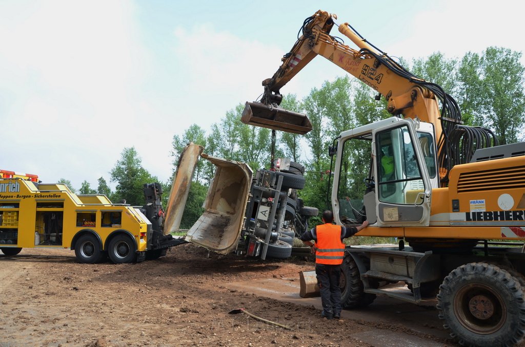 LKW umgestuerzt A 1 Rich Saarbruecken P129.JPG